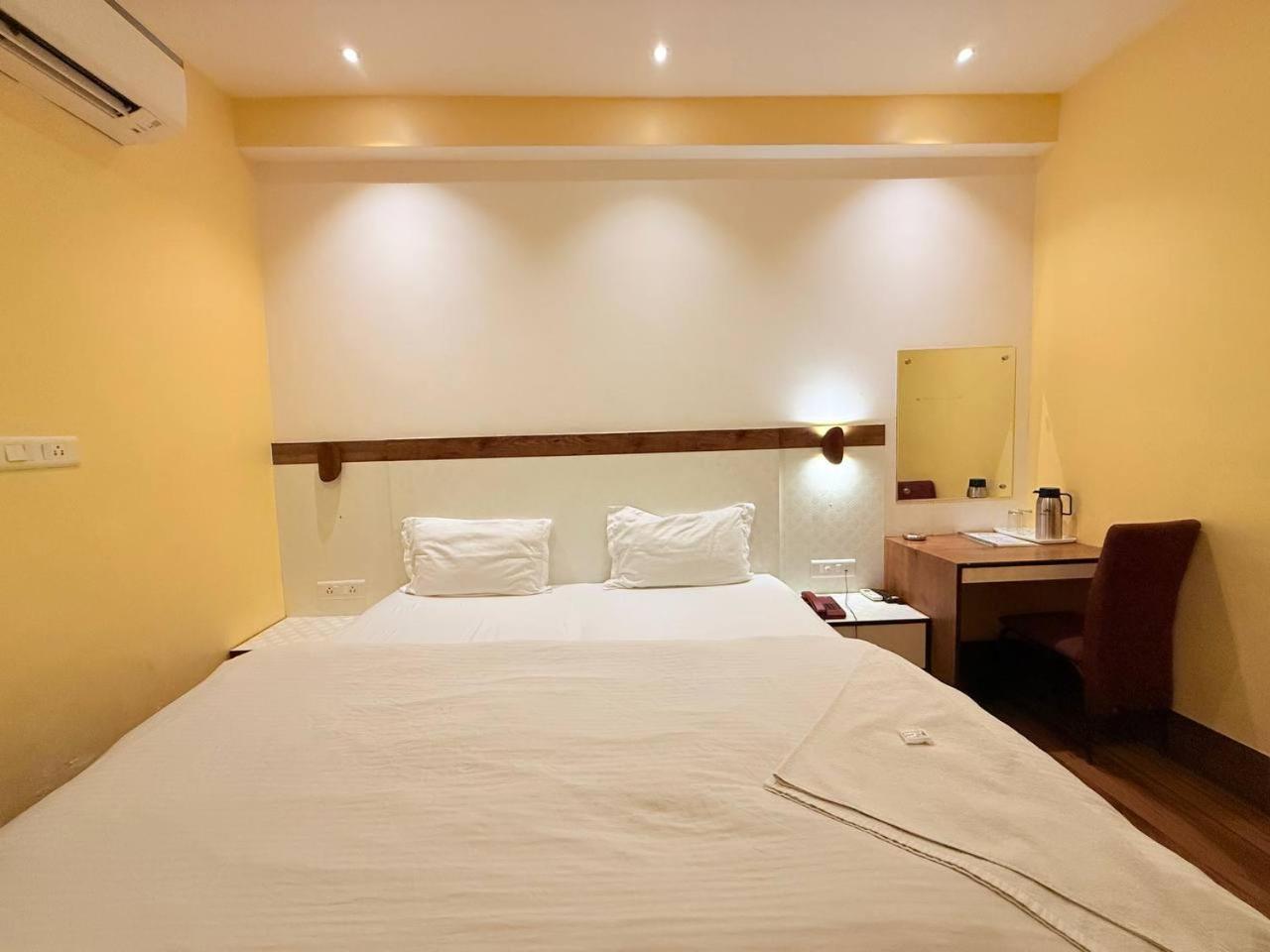 Shivam Hotel Varanasi - Near Kashi Vishwanath Temple With Parking And Lift — Photos 3