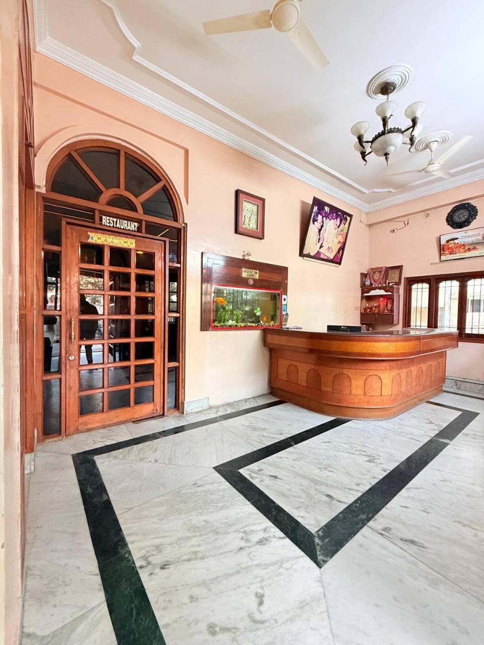 Shivam Hotel Varanasi - Near Kashi Vishwanath Temple With Parking And Lift — Photos 1