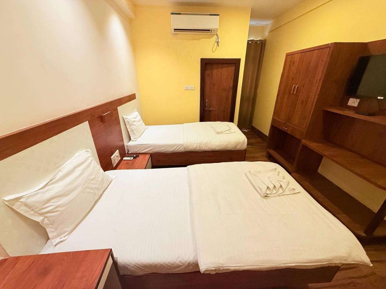Shivam Hotel Varanasi - Near Kashi Vishwanath Temple With Parking And Lift, Varanasi