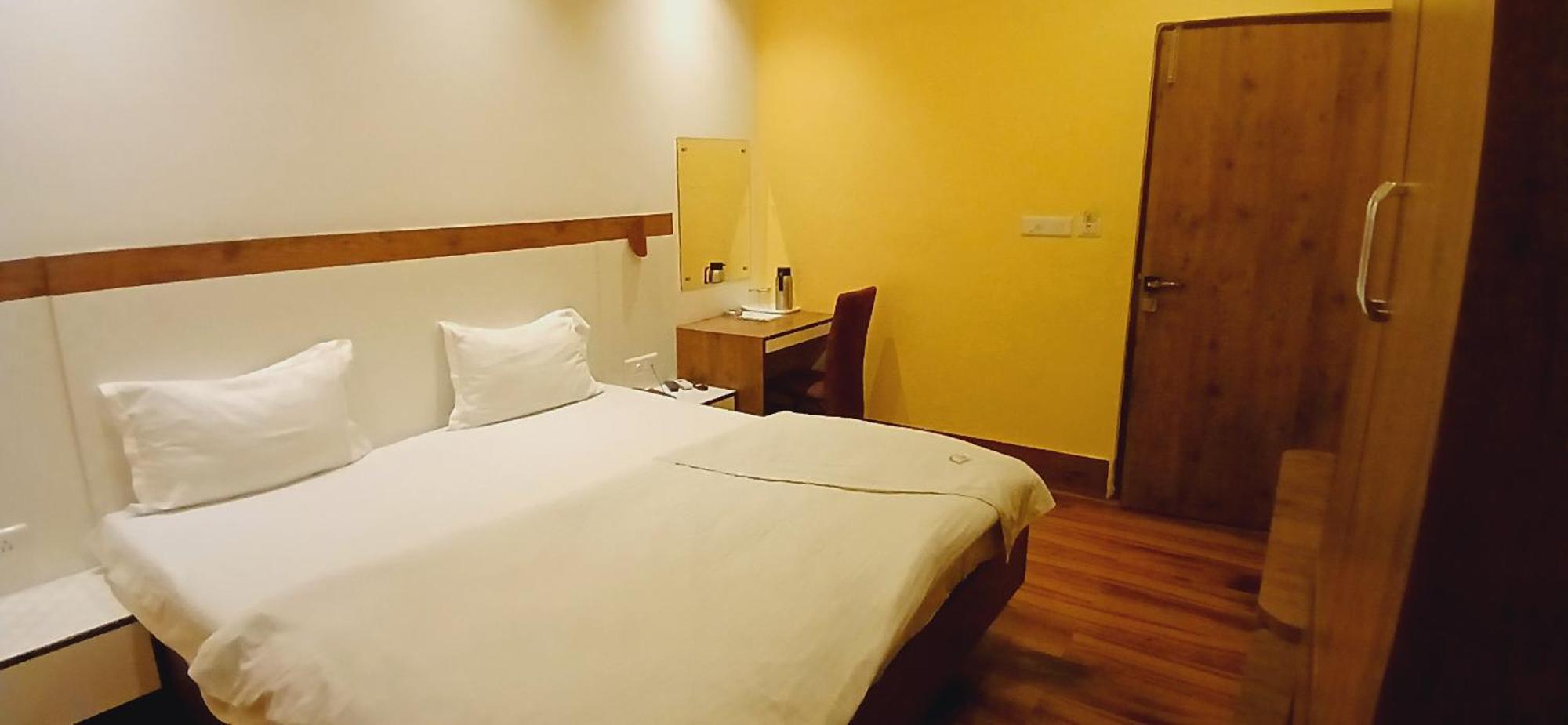 Shivam Hotel Varanasi - Near Kashi Vishwanath Temple With Parking And Lift — Photos 2